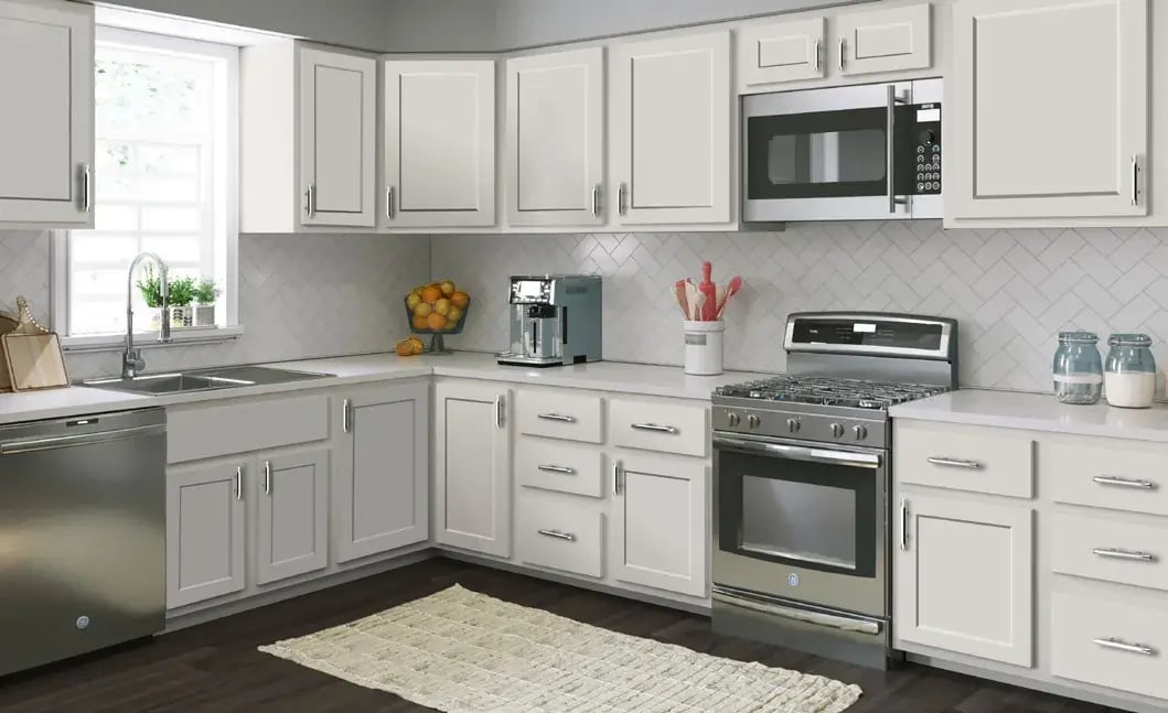 Kitchen with DuraFuse Oxford cabinet doors in Frost