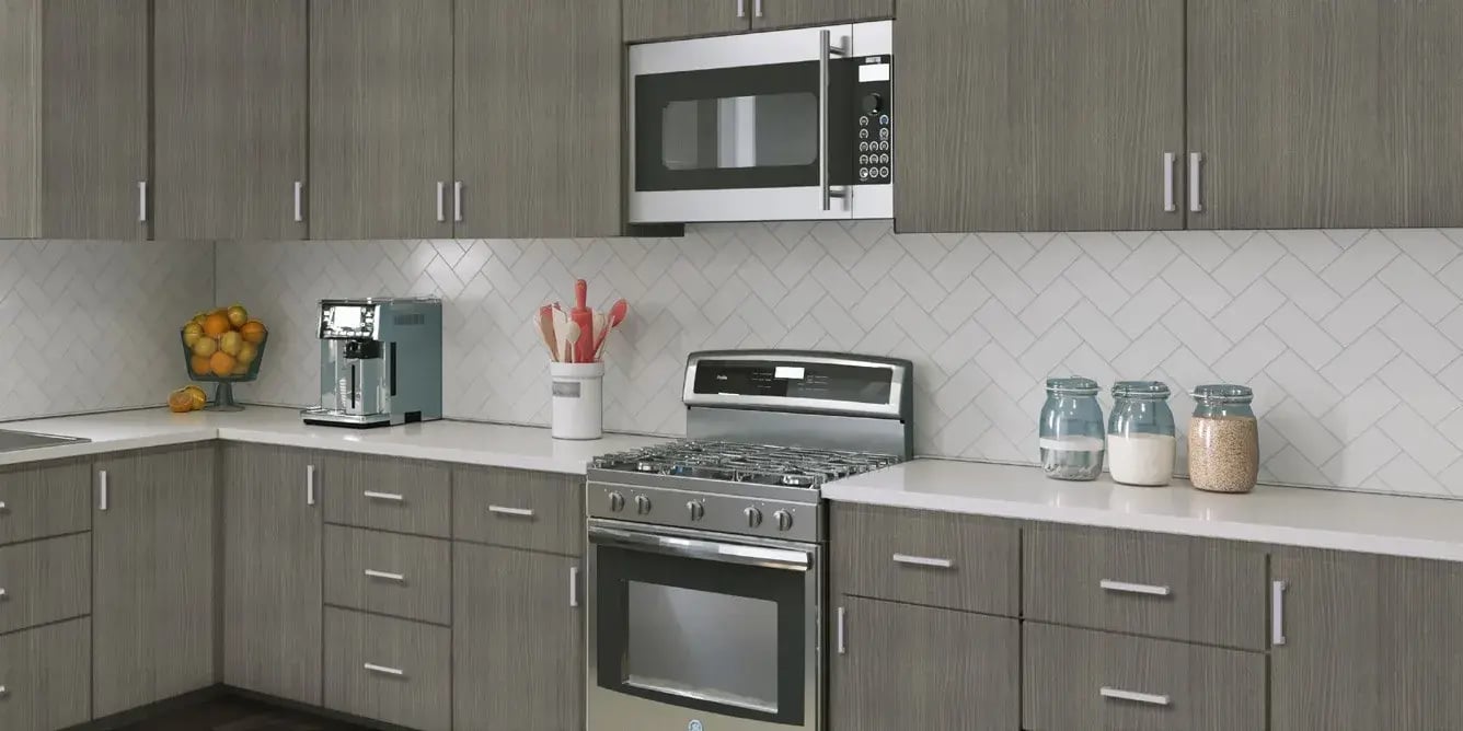 Kitchen with DuraFuse Seamless cabinet doors in Wisp Ash