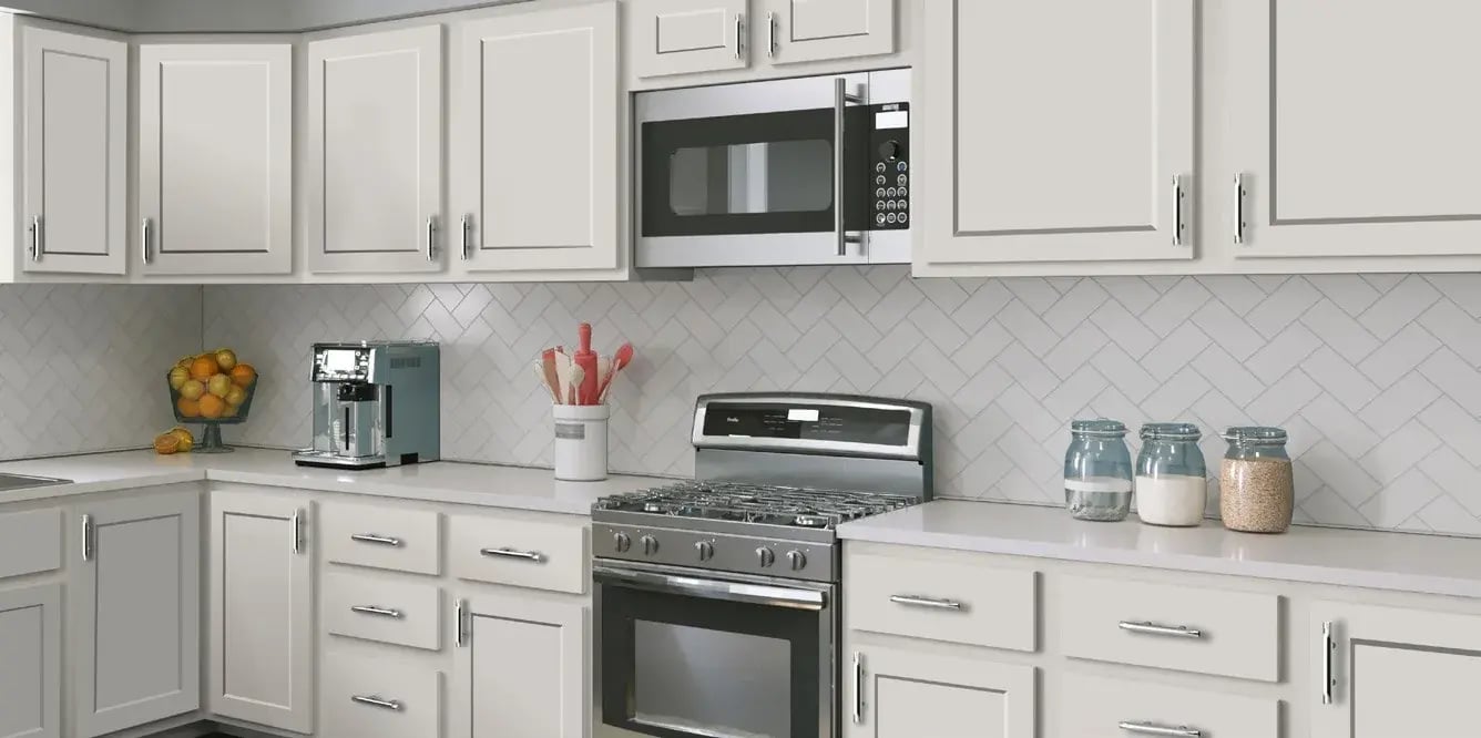 Kitchen with DuraFuse Shaker Oxford cabinet doors in Frost