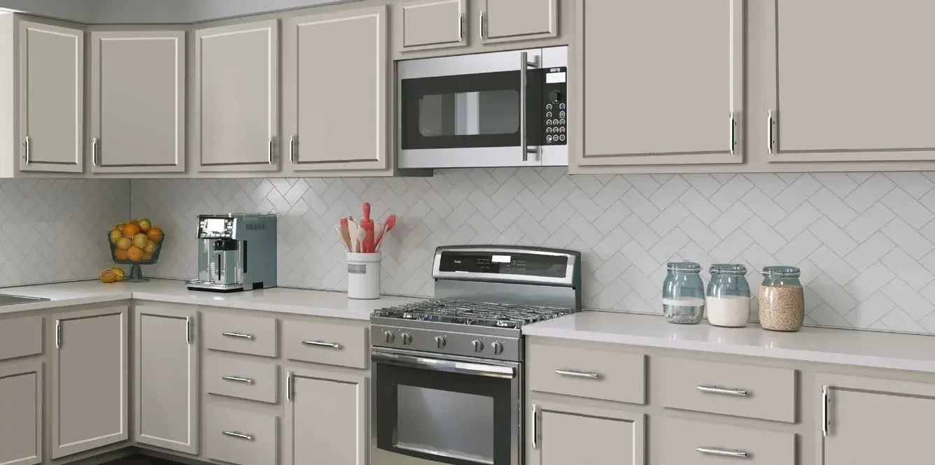Kitchen with DuraFuse Shaker Tailored Seamless cabinet doors in Haze